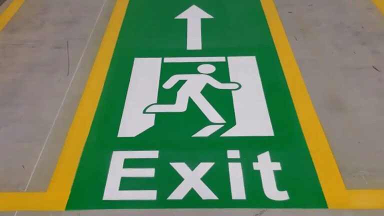 Exit-merkintä ovensuussa