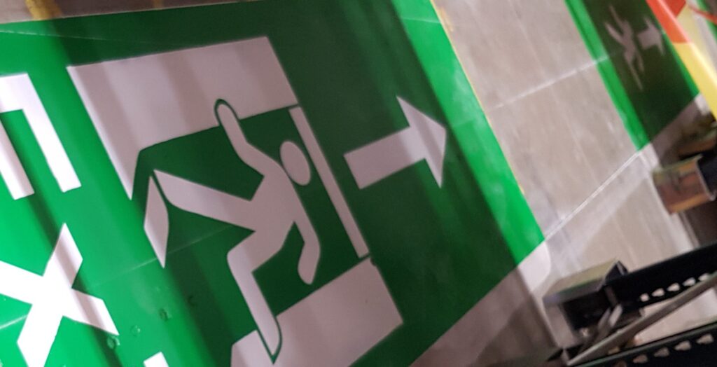 Hätäpoistumistien lattiamerkintä