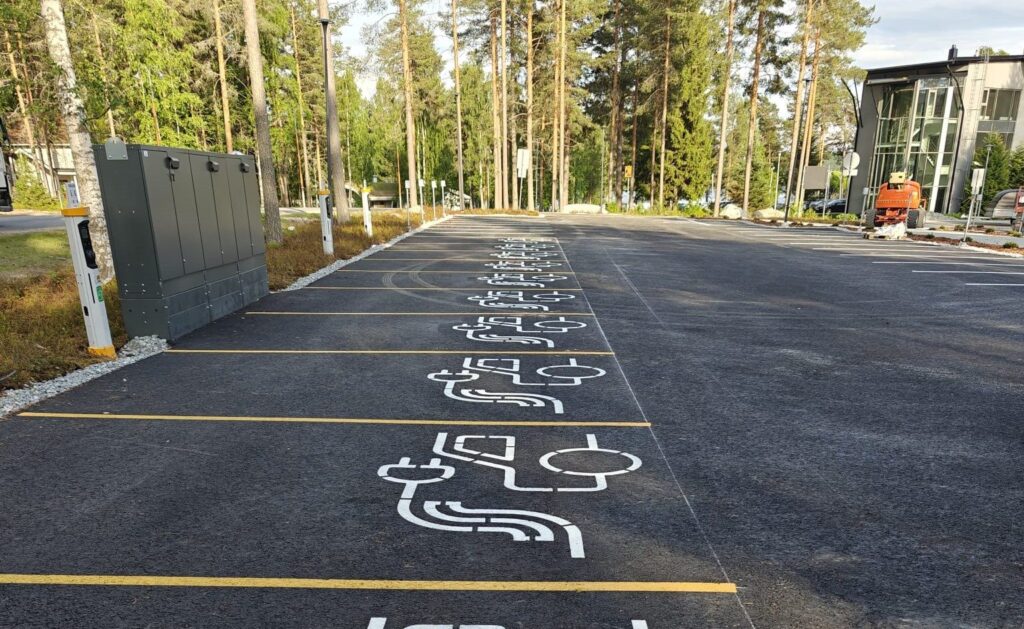 Latausmerkinnät parkkipaikalla