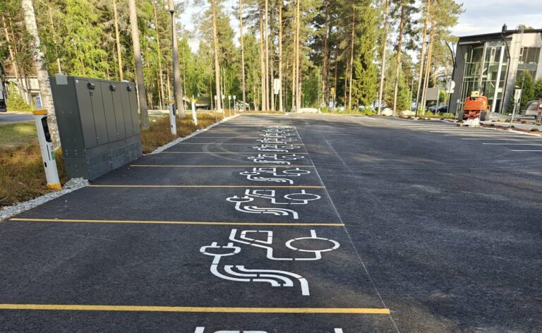 Latausmerkinnät parkkipaikalla