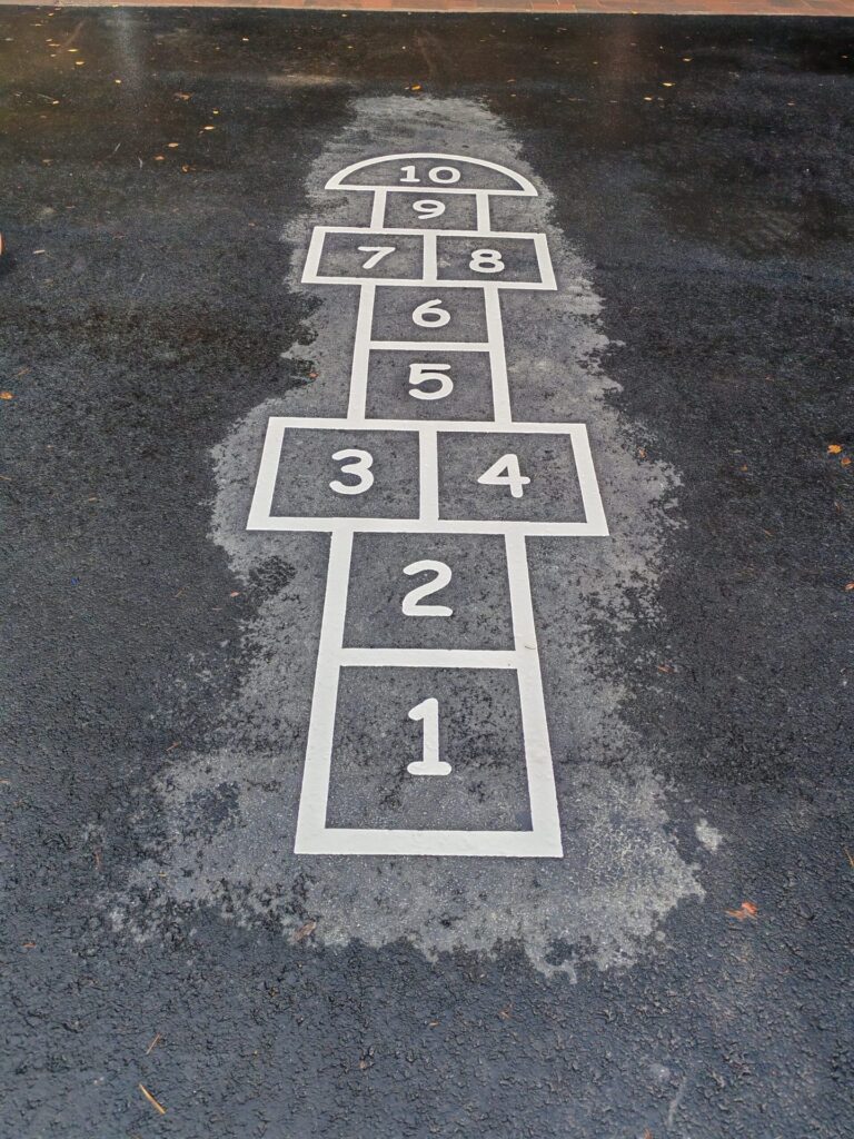 Ruutuhyppely pihamaalauksena